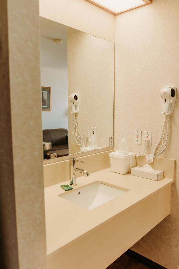 Coast Fort St John Hotel Fort St. John ภายนอก รูปภาพ